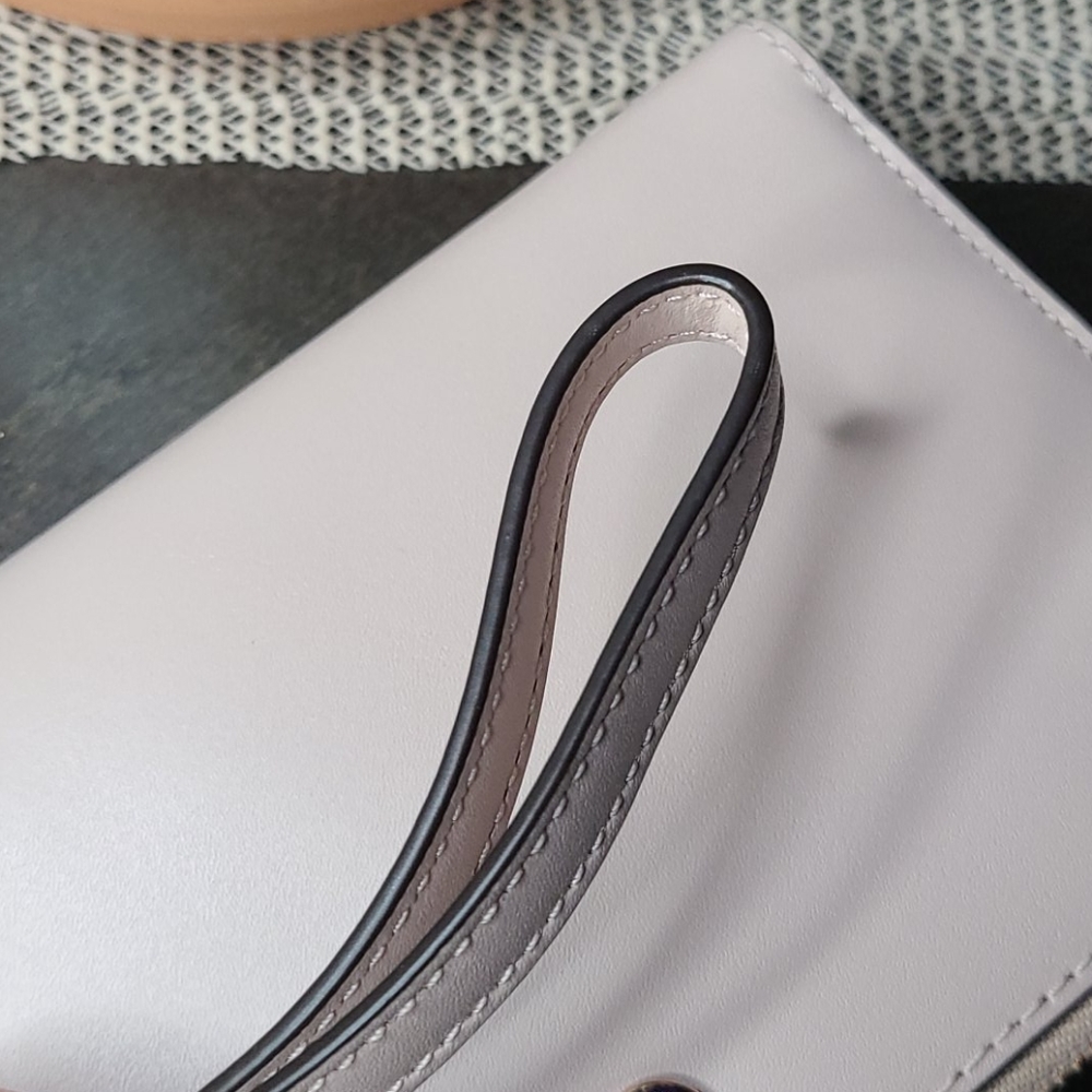 *****SOLD******Gorgeous Michael Kors wristlet wallet - Picture 15 of 17